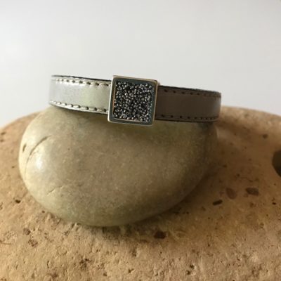 Bracelet Carré Noir sur Gris